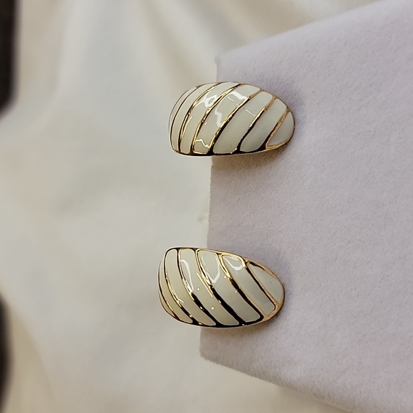Vintage Milk White Enamel Half Hoop Gold Tone CLIP-ON Earrings Costume Jewelry - Picture 9 of 11